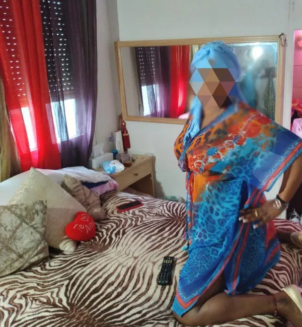 África Guinea Ecuat, mujer en Blanes — foto 3