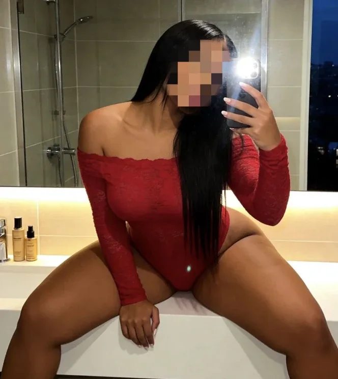 Aischa Figueres, mujer en Figueras — foto 4