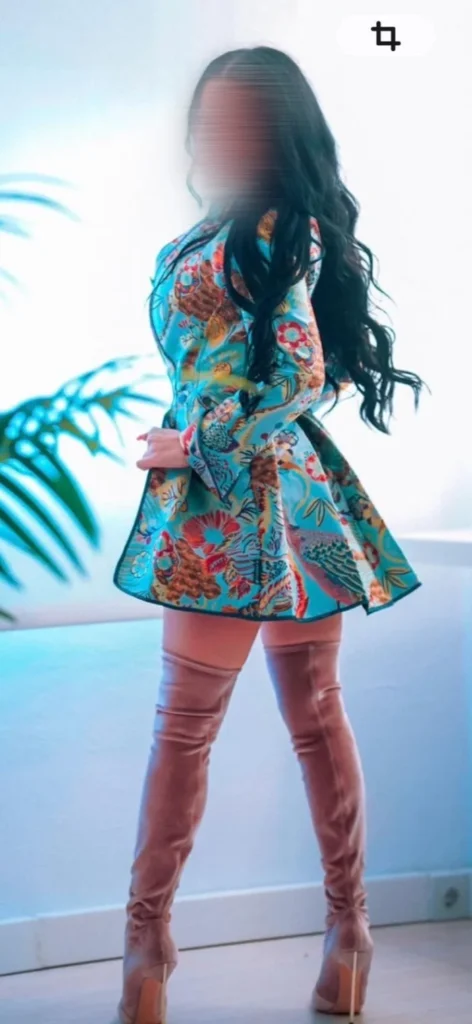 Candela Noir, woman in Puerto Banús