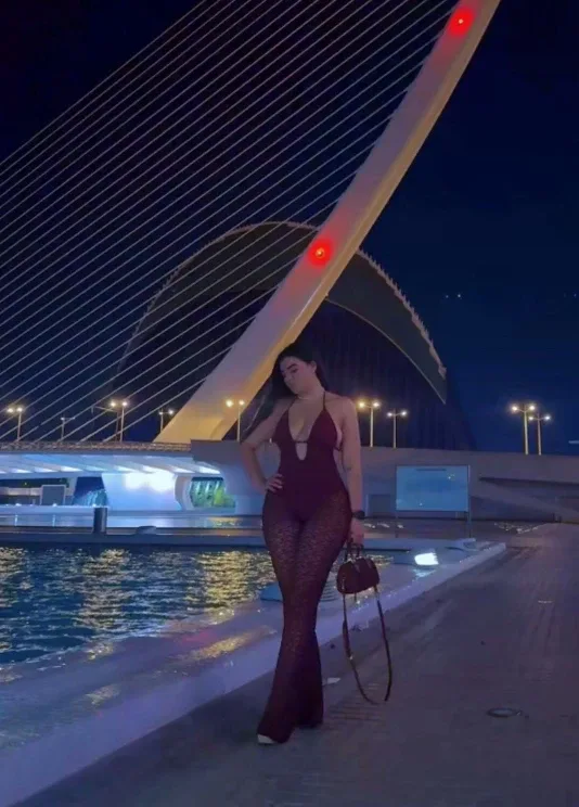 Coral, woman in Valencia
